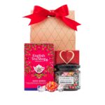 Berry Merry ajándékcsomag prémium díszdobozban – English Tea Shop Bio Szuperbogyós tea, Legjava Fehércsokoládés Eperlekvár