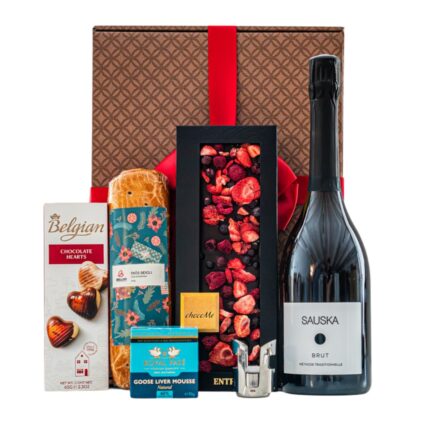 Cellar Master ajándékcsomag prémium díszdobozban – Sauska Brut Pezsgő, Royal Paté Prémium Libamáj Mousse Natúr, Diós bejgli
