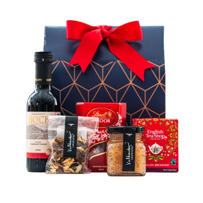 Mulled Magic ajándékcsomag prémium díszdobozban – Bock Cabernet Franc Villányi vörösbor, Kaldeneker Forralt bor fűszerkeverék, Kaldeneker Mákos almalekvár, English Tea Shop Bio English Breakfast fekete tea