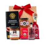Taste of Home ajándékcsomag prémium díszdobozban – HEIT padlizsános zakuszka, Fűszerpaprika őrlemény fakanállal, édes