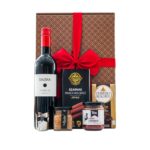 Wine & Dine ajándékcsomag prémium díszdobozban – Sauska Cuvée 13, Tóalmási csemege szarvas snack kolbász, HEIT cékla chutney