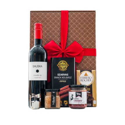 Wine & Dine ajándékcsomag prémium díszdobozban – Sauska Cuvée 13, Tóalmási csemege szarvas snack kolbász, HEIT cékla chutney